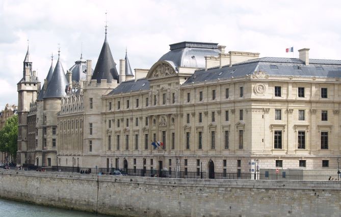 Les prisons sont saturées et les procureurs montrés du doigt